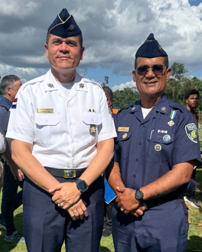 El director de la Policía, mayor general Andrés Modesto Cruz Cruz,   junto al general Jacobo Mateo Moquete, director de Deportes  de esa institución.