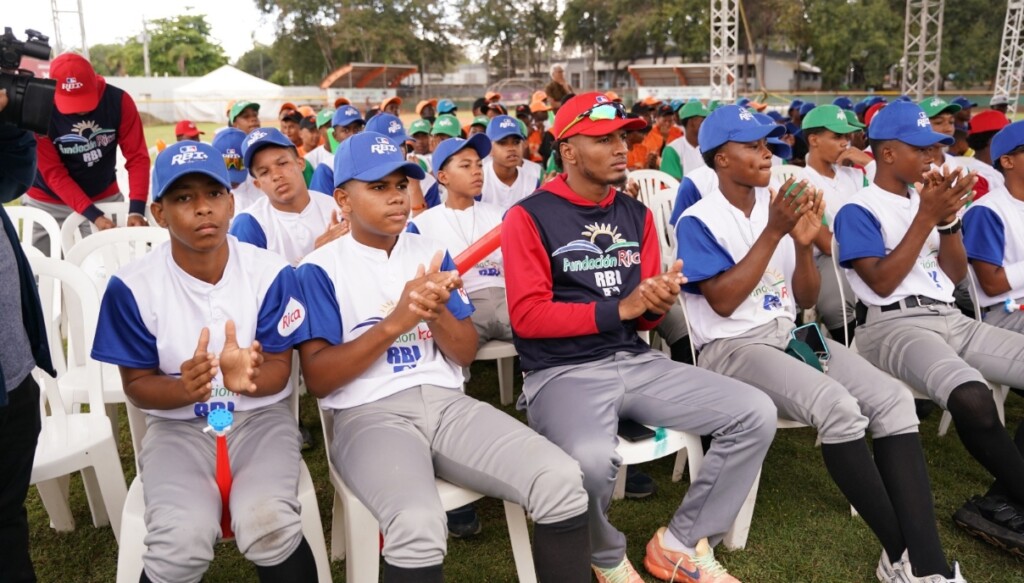 Algunos de los atletas de béisbol que participarán en el campeonato de béisbol de la Fundación Rica.