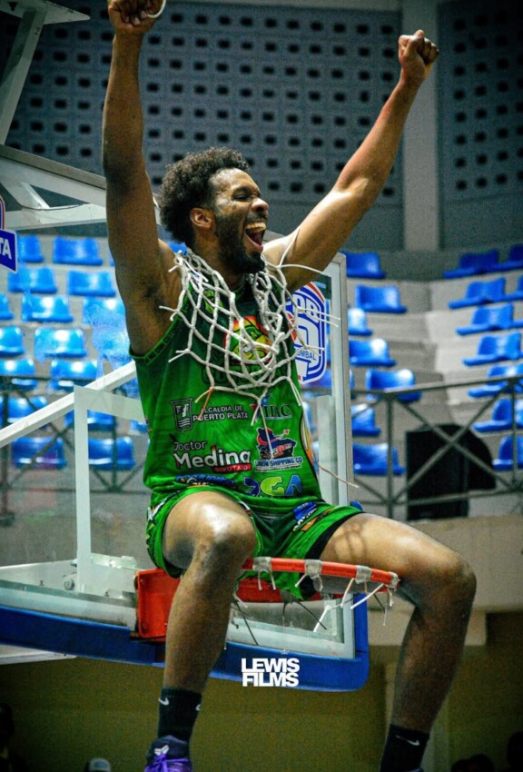  Gerardo Suero celebra con los fanáticos del Gustavo Behall, tras realizar su acostumbrado corte de malla.