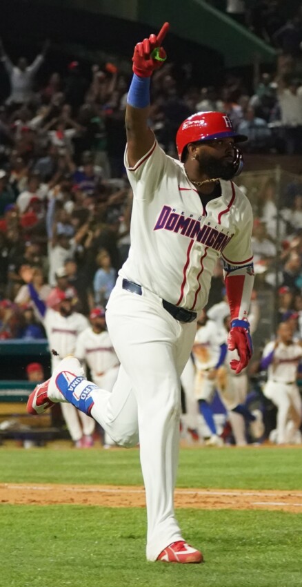 Junior Caminero levanta
su mano derecha, luego de disparar jonrón back to back con Machado en el estado Quisqueya