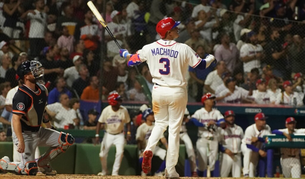 El capitán del equipo dominicano Manny Machado observa la pelota tras conectar su enorme  cuadrangular en el Estadio Quisqueya Juan Marichal