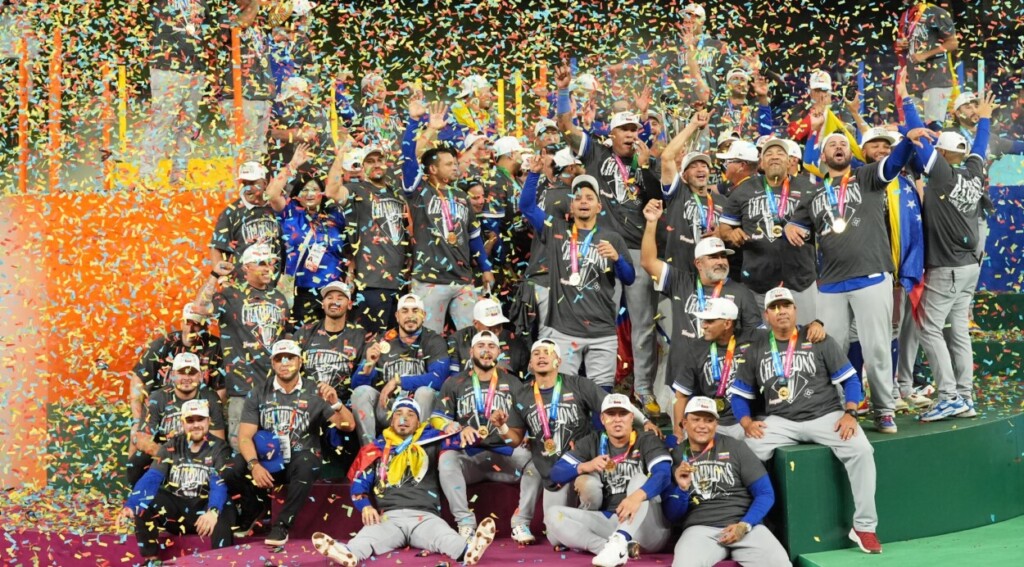  Jugadores del equipo de béisbol de Venezuela celebran   este martes  en Miami tras ganar Clásico Mundial de Béisbol al vencer a Estados Unidos.