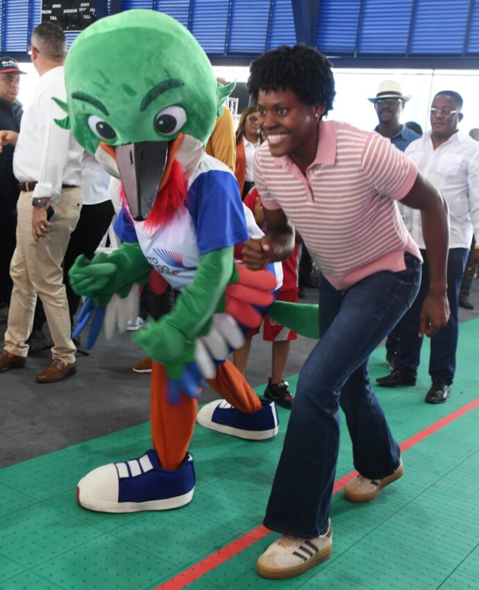 La velocista Marileidy Paulino y Colí, mascota oficial de los Juegos Centroamericanos  Santo Domingo 2026.