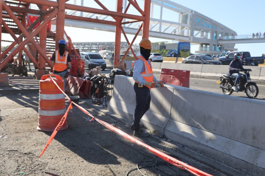 El tránsito empezó a normalizarse en el transcurso de la mañana de este lunes en el kilómetro 9 de la autopista Duarte.- Foto: Guillermo Burgos