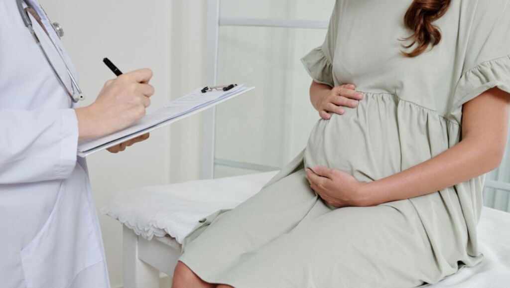 Ministro Salud dice clínica tenía prohibido realizar cirugías