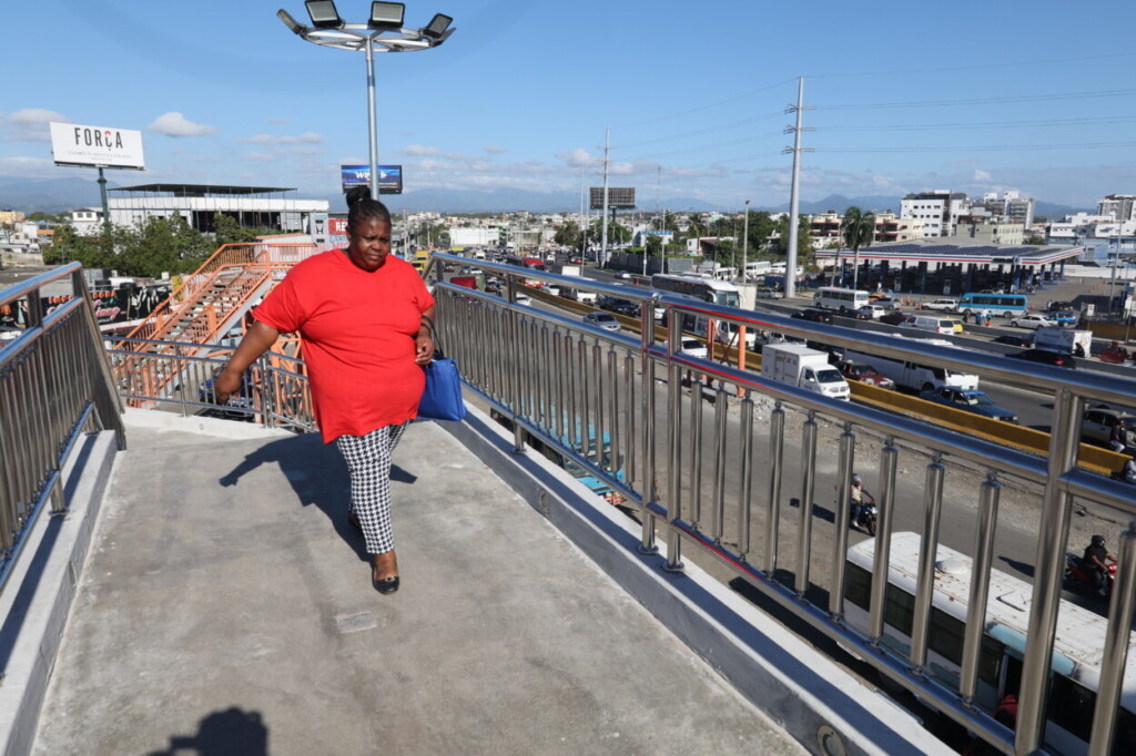Nuevo puente peatonal en el kilómetro 9 de la autopista Duarte.- Foto: Guillermo Burgos