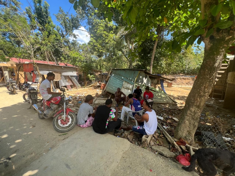 Varias personas conversan debajo de un árbol en la localidad El Caimán, en Gaspar Hernández./Foto Jorge González