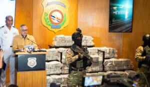 Incautan 564 paquetes de cocaína en Barahona tras persecución por aire, mar y tierra