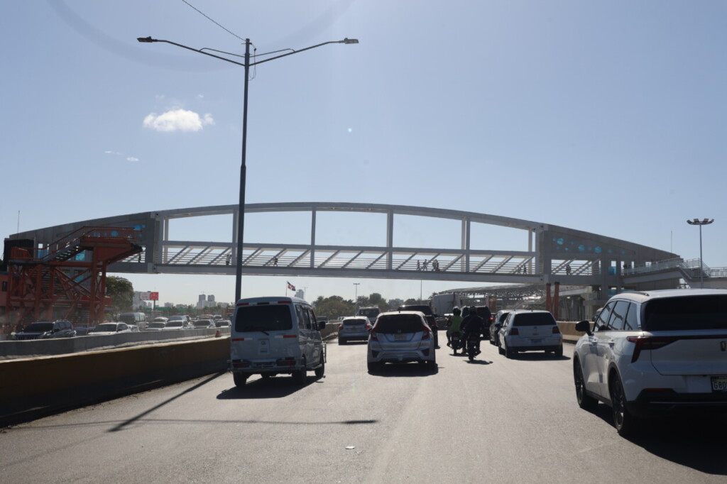 Nuevo puente peatonal en el kilómetro 9 de la autopista Duarte.- Foto: Guillermo Burgos