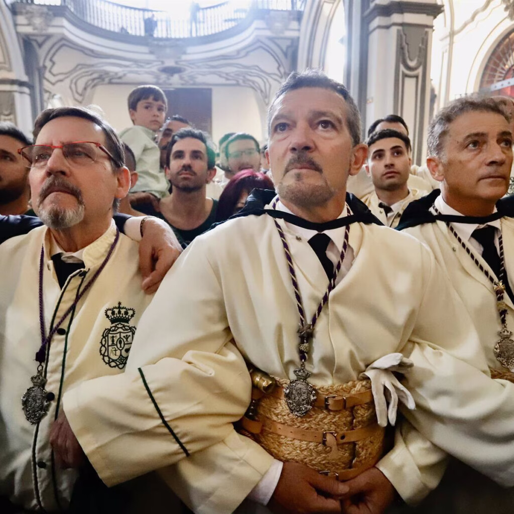 El actor Antonio Banderas asistió un año más a la Semana Santa de su Málaga natal para sacar en procesión a la Virgen María Santísima de Lágrimas y Favores