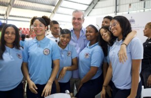 Abinader escucha a jóvenes de Santo Domingo Este y fortalece su futuro educativo