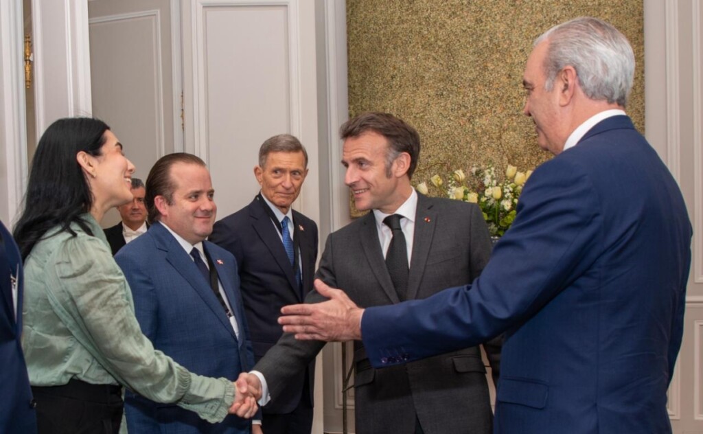 El presidente Abinader presenta  a Emmanuel Macron, la delegación dominicana.