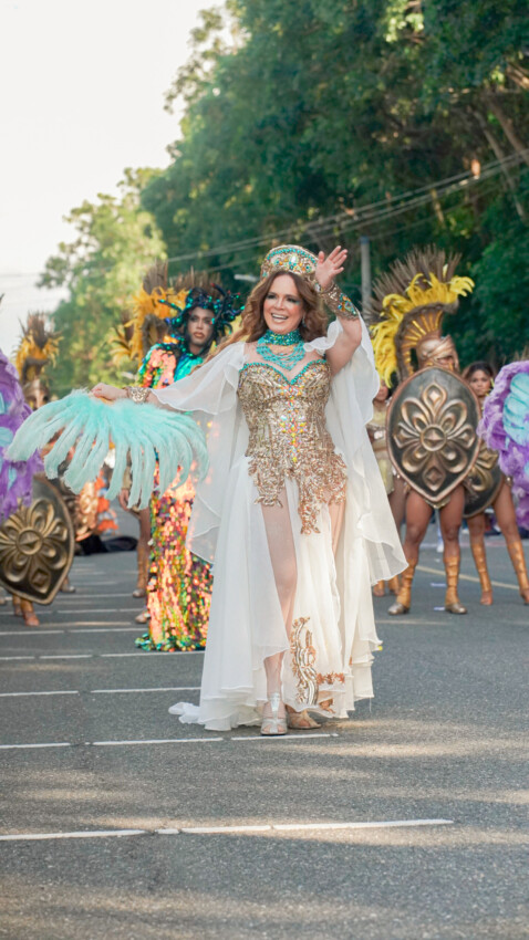 Brenda Sánchez sorprende en el Carnaval de Santiago con “La Furia de Atenea”