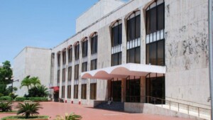 Director del Teatro Nacional pide respeto a acuerdos de parqueos en la Plaza de la Cultura