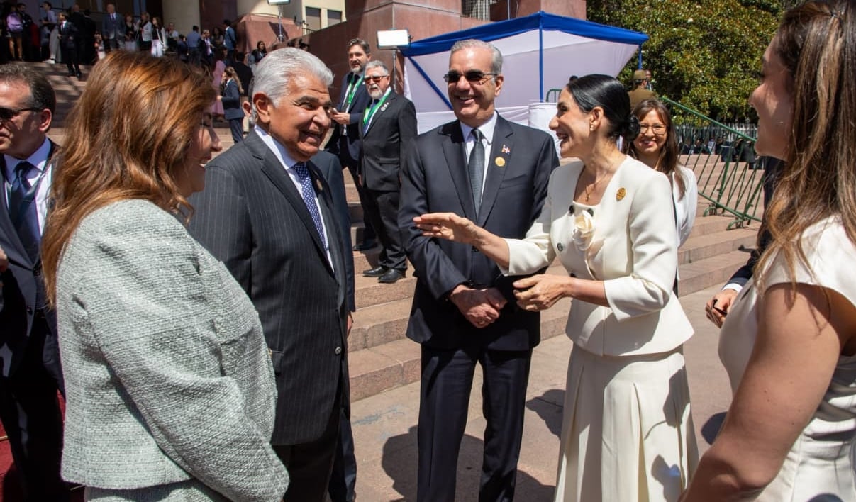 Abinader regresa tras ceremonia en Chile; asiste actos natalicio de Minerva Mirabal, en Salcedo