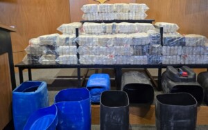 Decomisan alijo cocaína en tanques gasolina