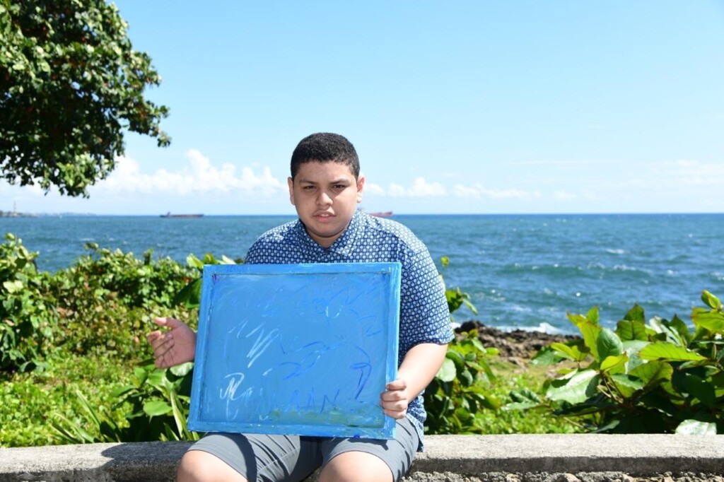 La exposición, que abrirá sus puertas el jueves 26 de marzo a las 6:30 p.m., cuenta con la curaduría de la maestra Alma Vásquez y representa un esfuerzo continuo de los padres del artista, Fernando Quiroz e Iranna Flaviá Luciano.