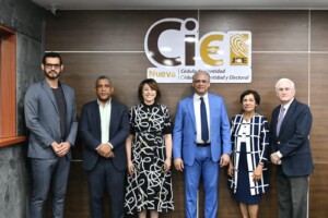 JCE presenta poderosa tecnología de la nueva cédula al sector financiero