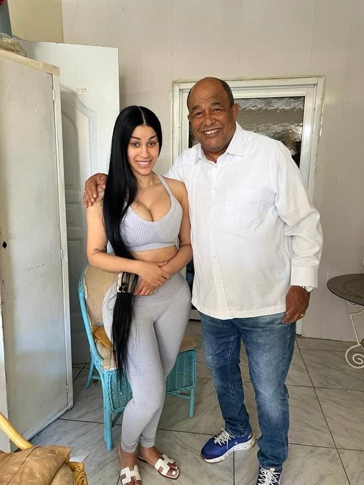 Cardi B comparte con su familia, disfruta comida típica y elogia hospital en visita a Montecristi