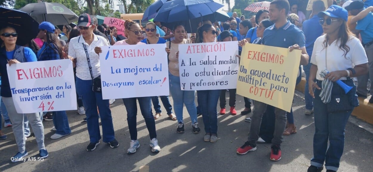 Profesores de Cotuí marchan en defensa de la Presa de Hatillo y exigen remediación ambiental