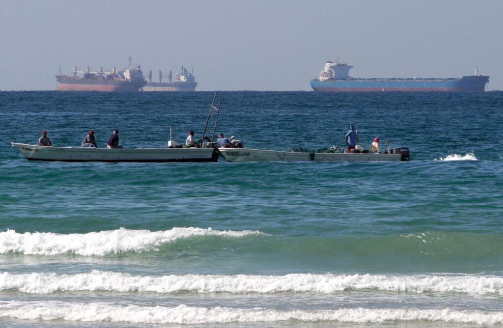 ARCHIVO - Pescadores trabajan frente a buques tanque al sur del estrecho de Ormuz, el 19 de enero de 2012, frente a la ciudad de Ras Al Khaimah, Emiratos Árabes Unidos. (AP Foto/Kamran Jebreili, archivo)