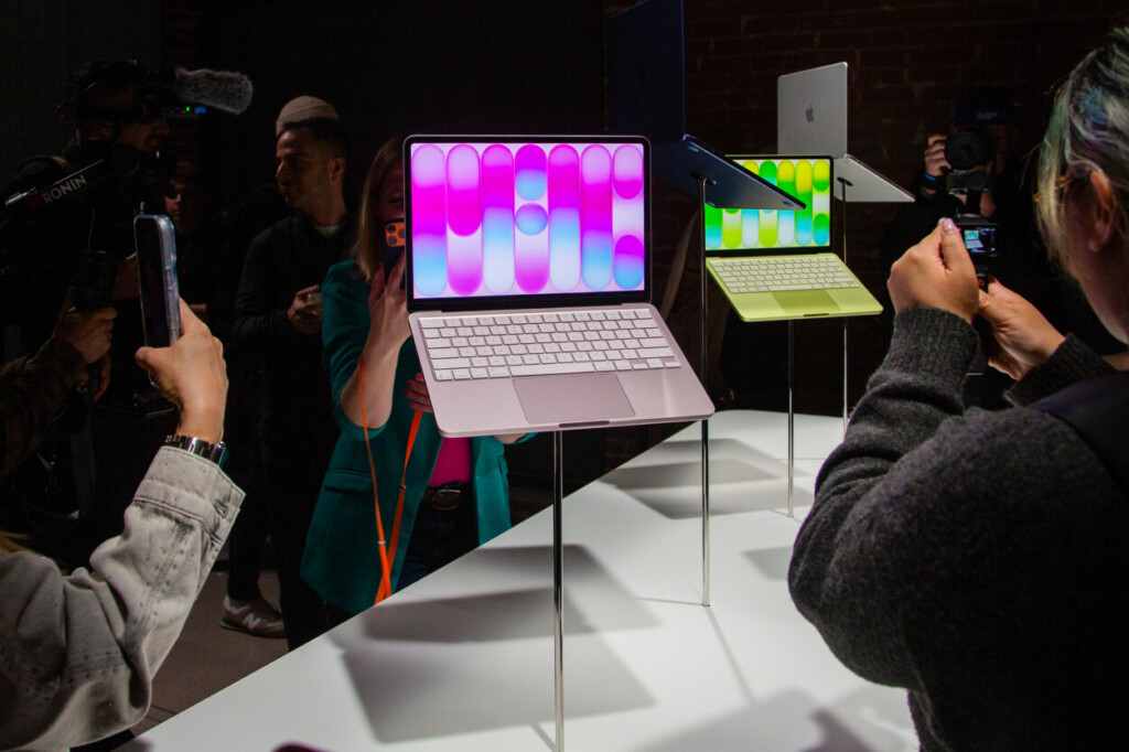 Miembros de los medios observan las computadoras portátiles MacBook Neo en exhibición durante un evento de presentación de Apple, el miércoles 4 de marzo de 2026, en Nueva York (Foto AP/Ted Shaffrey).