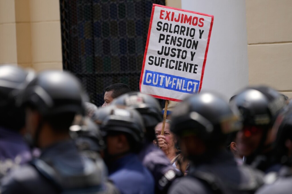 Una mujer participa en una protesta exigiendo mejores salarios, pensiones y beneficios frente a la Asamblea Nacional en Caracas, Venezuela, el jueves 12 de marzo de 2026. (Foto AP/Ariana Cubillos)