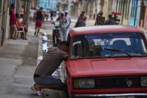 Funcionarios cubanos reportan apagón en toda la isla en medio de una profunda crisis energética