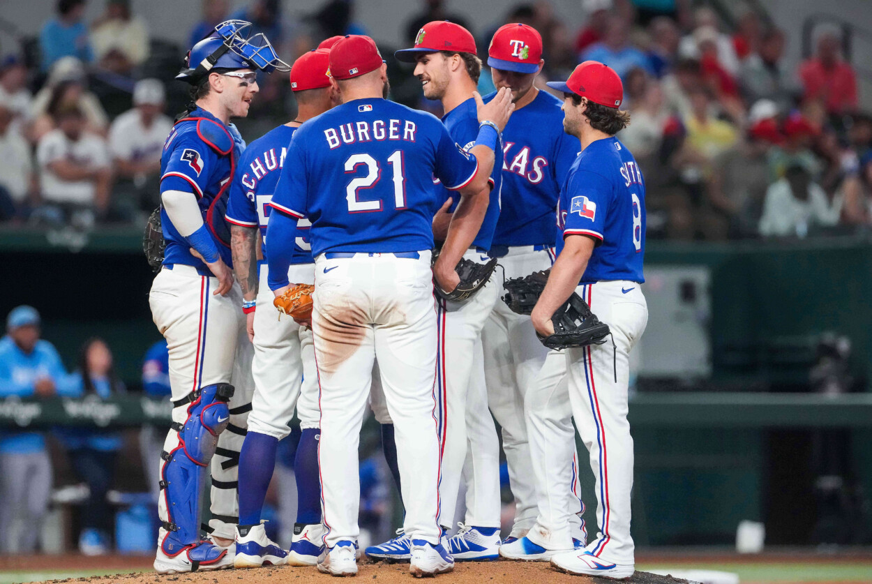 Novato de los Rangers recibe sorpresiva noticia en pleno montículo ¿Qué fue?