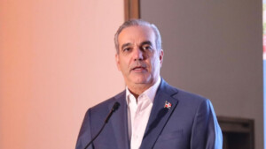 Abinader reconoce labor de periodistas en su día