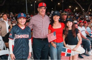 Abinader acude al Malecón para presenciar juego entre RD y EE.UU. junto a los capitaleños