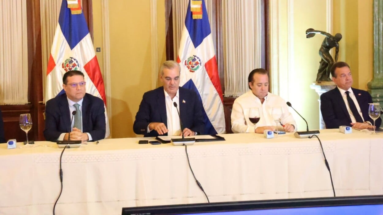Inicia reunión del presidente con empresarios para tratar control de precios