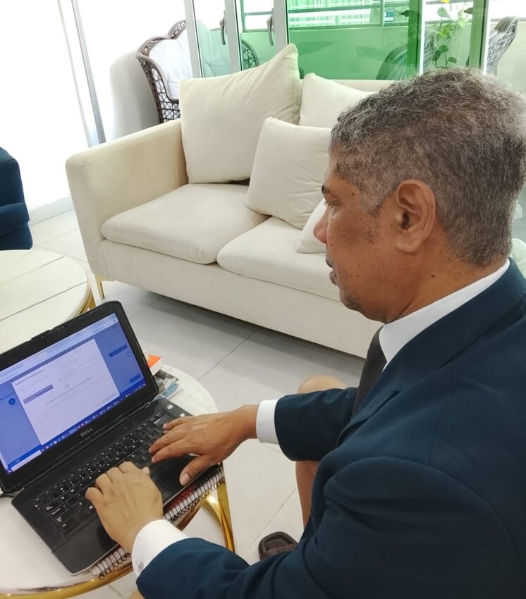 El abogado Alberto Tavárez cuando deposita en línea el recurso de amparo contra el Intrant