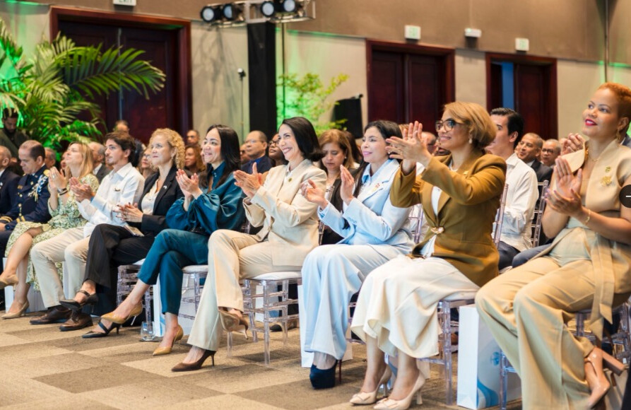 La primera dama, Raquel Arbaje, la ministra de Interior y Policía, Faride Raful, y la procuradora Yeni Berenice Reynosa, encabezaron el acto donde la Procuraduría General de la República informó de la designación de 100 nuevos abogados para defender a víctimas de delitos en todo el país.