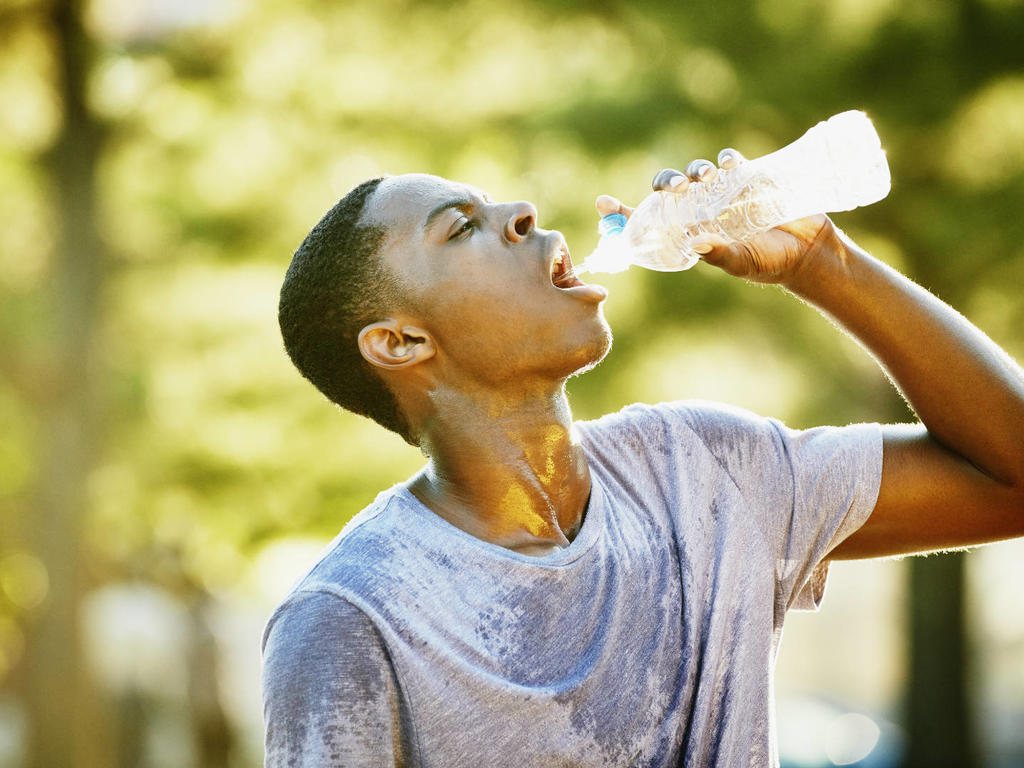 Algunas personas prefieren beber agua caliente por su efecto sobre la relajación y la digestión. / Fuente externa.