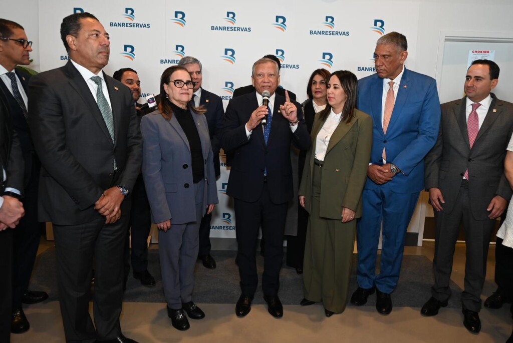 El presiente ejecutivo de Banreservas, el doctor Leonardo Aguilera, revela la tasa de interés en la Tercera Feria Inmobiliaria Banreservas, junto a miembros del Consejo de Directores; el cónsul General en la ciudad de Nueva York, Jesús Vásquez; y otros ejecutivos de Banreservas.