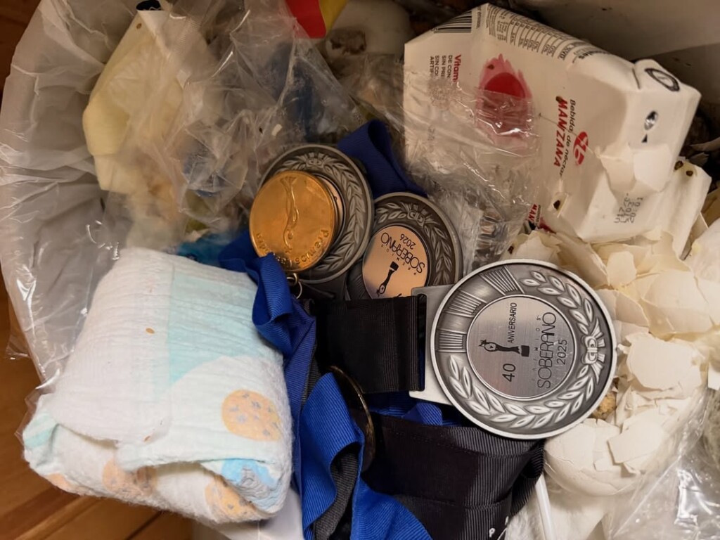 Vakeró cuestiona la transparencia en los Premios Soberano con foto de medallas en la basura
