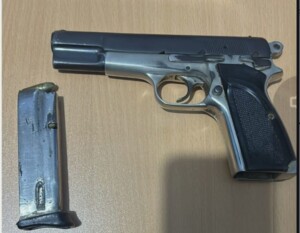 Mayor de la Policía se entrega por muerte de hombre en la avenida 6 de Noviembre