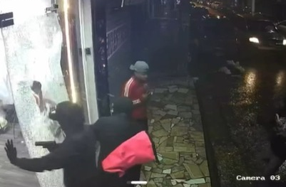 Momento en que los asaltantes llegan a la joyería Popi Oro en Cristo Rey y rompen el cristal con un objeto