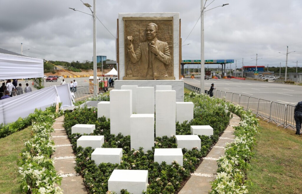 El presidente Luis Abinader presidió el acto de inauguración del Monumento a José Francisco Peña Gómez y colocación de su nombre a la Avenida Ecológica, en Santo Domingo Este.