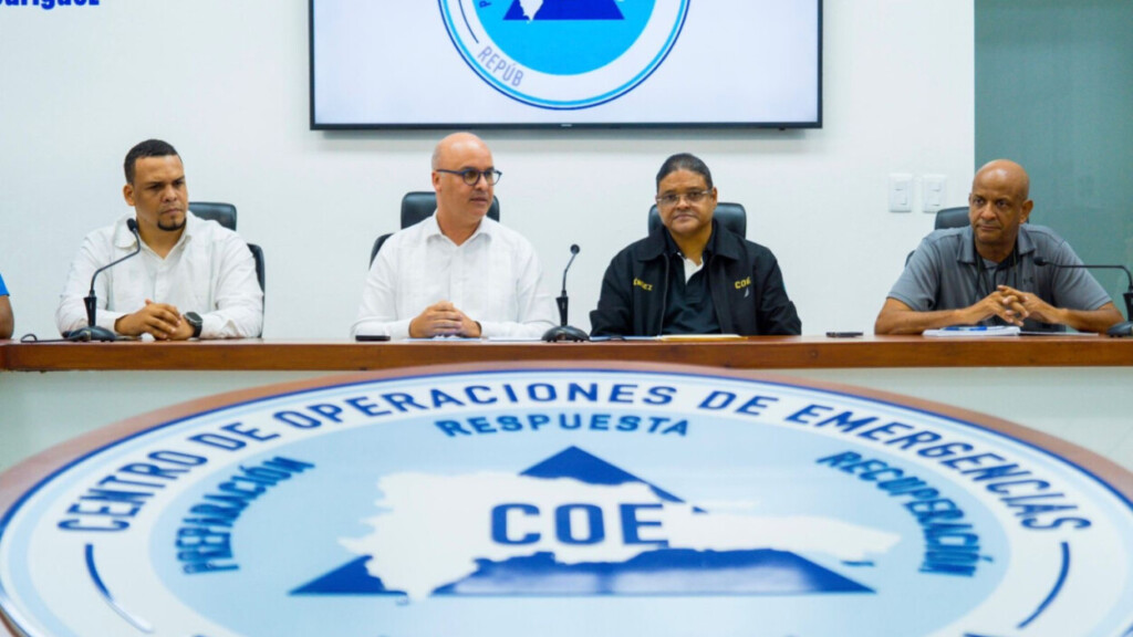 El direcor genral del COE, general Juán Manuel Méndez, tras hacer el anuncio sobre el operativo