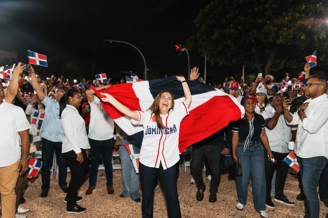¡Se gozó!: Carolina Mejía instaló pantalla gigante en Malecón para Clásico