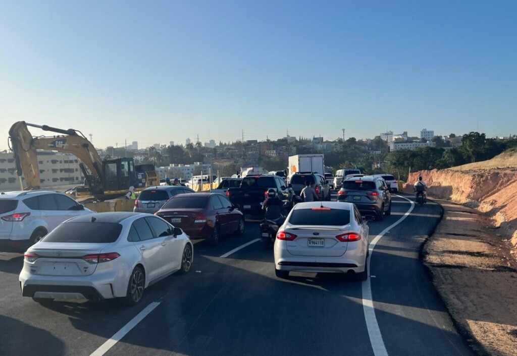 Hilera de vehículos en movimiento era notable hoy en la avenida República de Colombia, mientras maquinarias pesadas trabajan a todo vapor en otro carril./Foto Jorge González