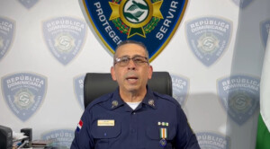 Policía abre investigación sobre agente que tiró gas y desenfundó arma durante cobertura periodística