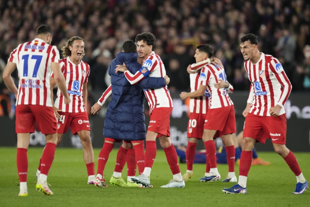 Los jugadores del Atlético celebran la victoria, al término del partido de vuelta de las semifinales de la Copa del Rey que FC Barcelona y Atlético de Madrid han disputado este martes en el Camp Nou. EFE/Enric Fontcuberta