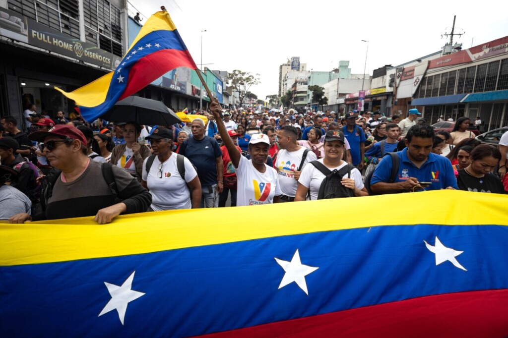 CARACAS (VENEZUELA), 03/03/2026.- Personas participan en una marcha este martes, en Caracas (Venezuela). Cientos de chavistas se movilizaron por Caracas para exigir la liberación de Nicolás Maduro y su esposa, Cilia Flores, al cumplirse dos meses de su captura por parte de fuerzas militares de Estados Unidos tras un ataque a Caracas y otras tres regiones cercanas. EFE/ Ronald Peña R