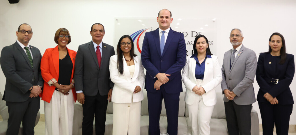 El equipo del Instituto Nacional de Bienestar Estudiantil (Inabie), encabezado por su director, Adolfo Pérez, durante su participación en el Almuerzo Semanal del Grupo de Comunicaciones Corripio. Foto: José de León