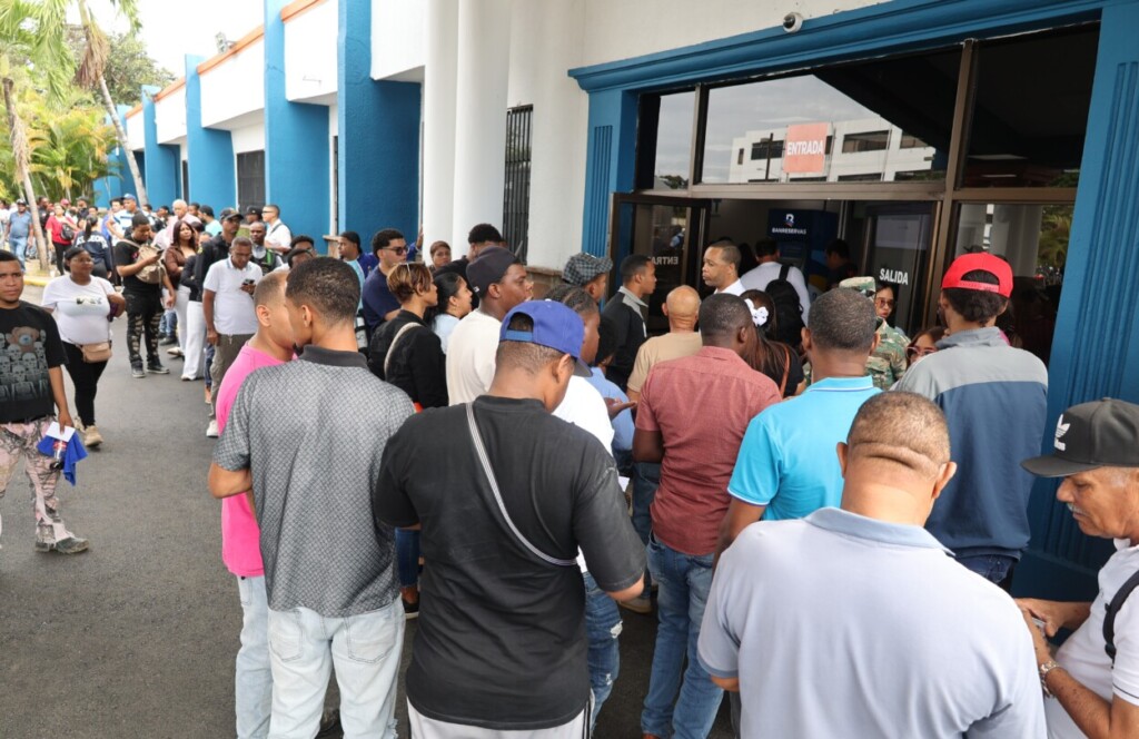 Personas, en las primeras horas de la mañana, hacían una larga fila en las afueras de la sede centran del INTRANT en busca de la nueva licencia./Foto Guillermo Burgos
