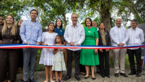 Luis Abinader homenajea a Minerva Mirabal tras su regreso de Chile