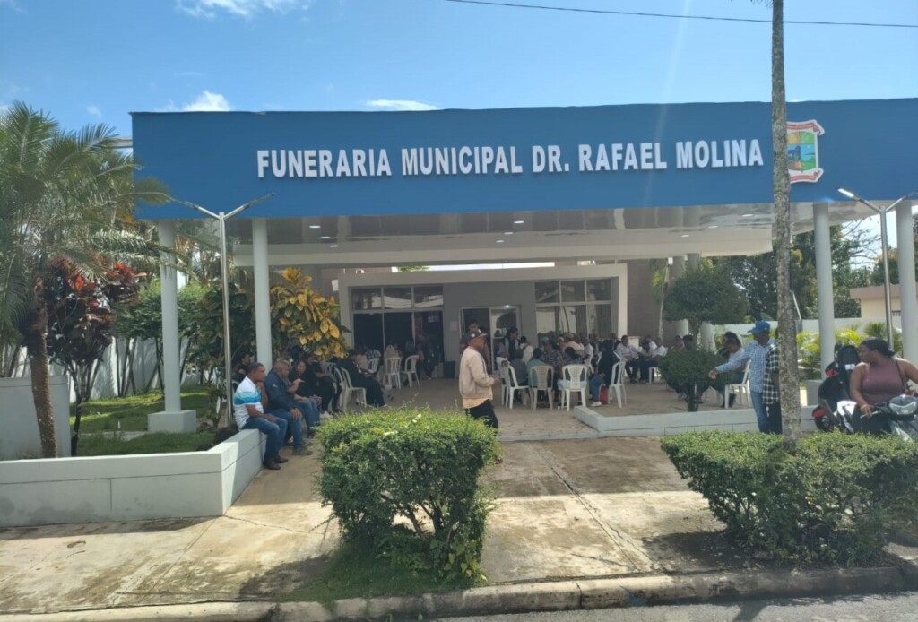 Funeraria municipal de Cotuí, donde son velados los restos de cuatro miembros de una familia que fallecieron en un accidente de tránsito ocurrido en Bonao. / Foto: Ramón Salcedo Soto.
